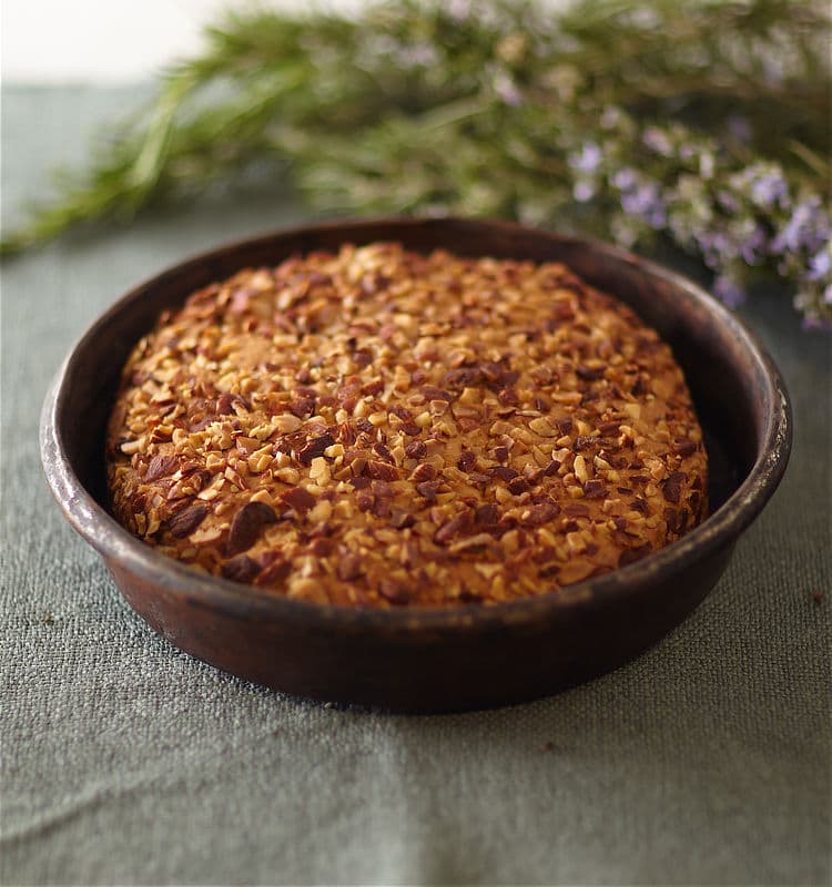 Mantovana with chopped almonds.